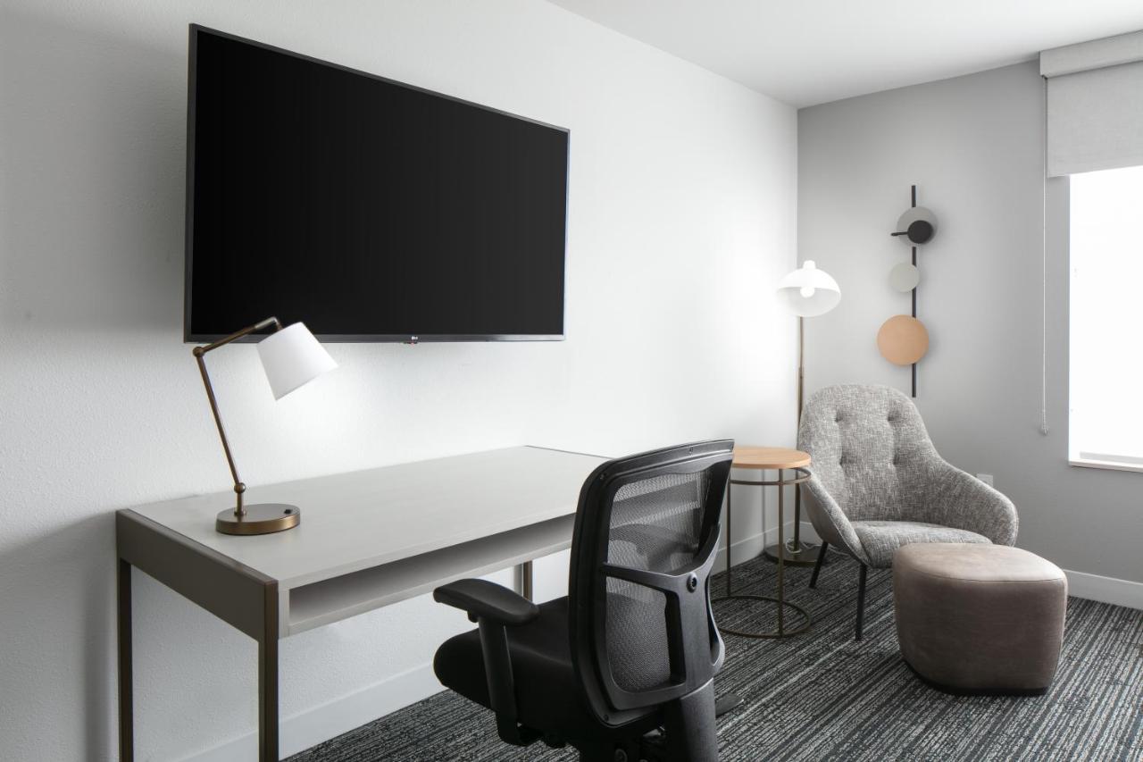 Towneplace Suites By Marriott Ошкош Экстерьер фото