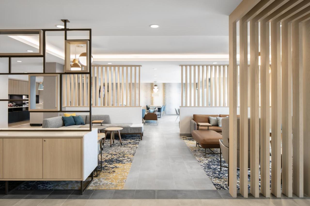 Towneplace Suites By Marriott Ошкош Экстерьер фото