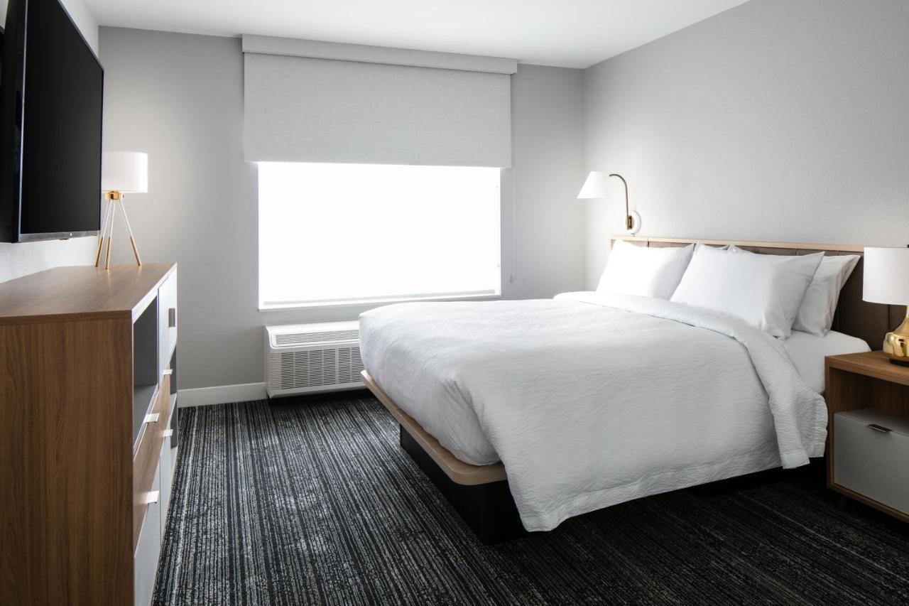 Towneplace Suites By Marriott Ошкош Экстерьер фото